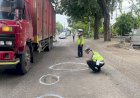Peduli-Keselamatan-Berkendara,-Polisi-di-Sidoarjo-Berikan-Tanda-Jalan-Berlubang