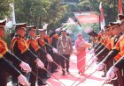 Tradisi-Pedang-Pora-dan-Reog-Ponorogo-Warnai-Penyambutan-Irjen-Pol-Drs-Nanang-Avianto,M.Si-Sebagai-Kapolda-Jatim