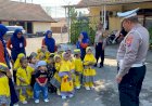 Polisi-Ajarkan-Tertib-Berlalu-Lintas-Sejak-Dini,-Siswa-KB-RA-Al-Ikhlas-Belajar-di-Polsek-Balongbendo