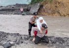 Aksi-Heroik-Polisi-di-Lumajang-Gendong-Siswa-SD-Seberangi-Lahar-Dingin-Semeru