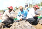 Dukung-Swasembada-Pangan,-Polda-Jatim-dan-Petani-Tanam-Bawang-Putih-Serentak
