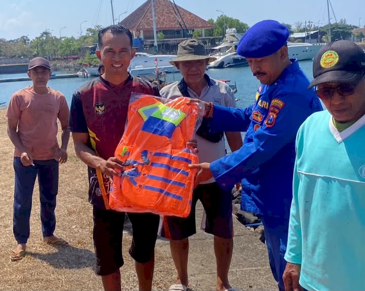 Keselamatan Nelayan Jadi Prioritas, Satpolairud Polresta Banyuwangi Bagikan Life Jacket